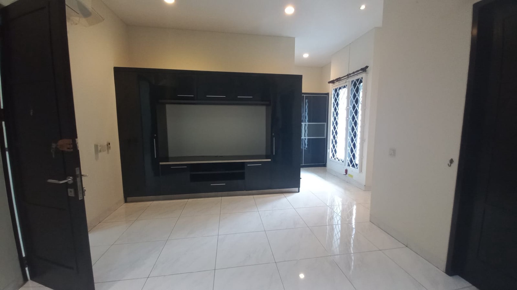 Rumah 2 Lantai disewakan Siap Huni di Senopati Kebayoran Baru