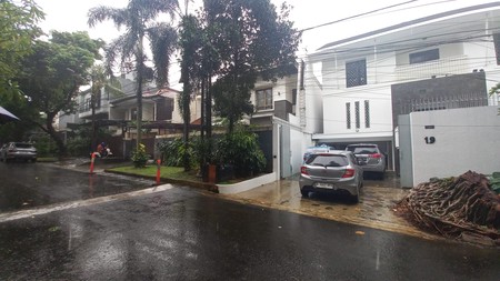 Rumah 2 Lantai disewakan Siap Huni di Senopati Kebayoran Baru