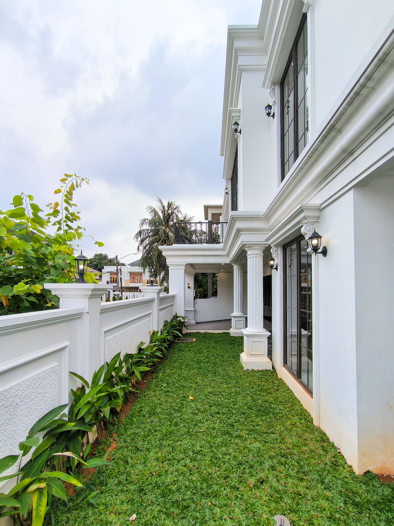 Rumah American Classic, Pool, Siap Huni dan Asri di Bintaro Jaya Sektor 9