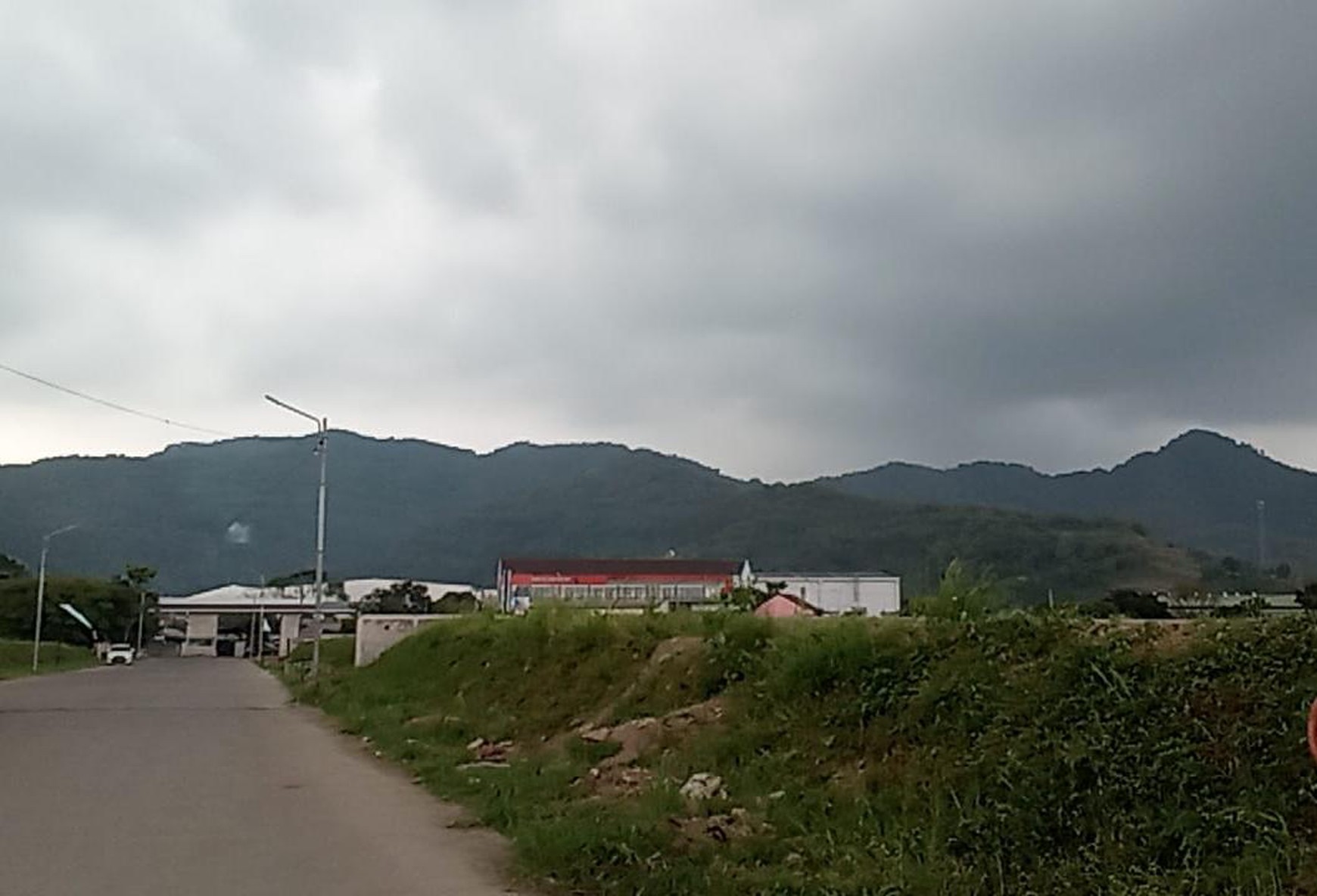DIJUAL TANAH KOSONG LOKASI STRATEGIS, DIAPIT PERUMAHAN2 BESAR, VIEW PEGUNUNGAN GUNUNG GEULIS