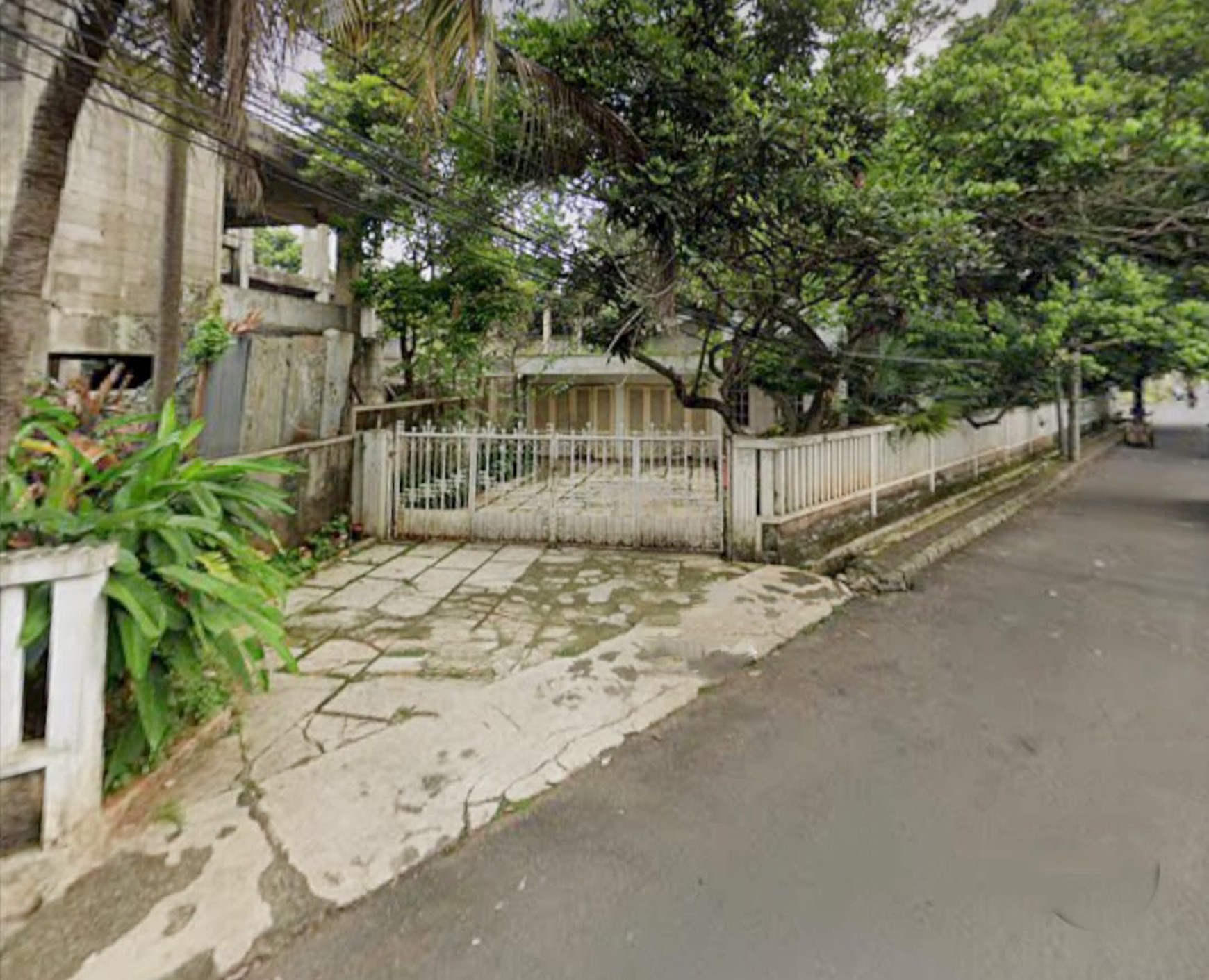 Dijual Tanah hook di Lebak Bulus (Ada bangunan Tua)