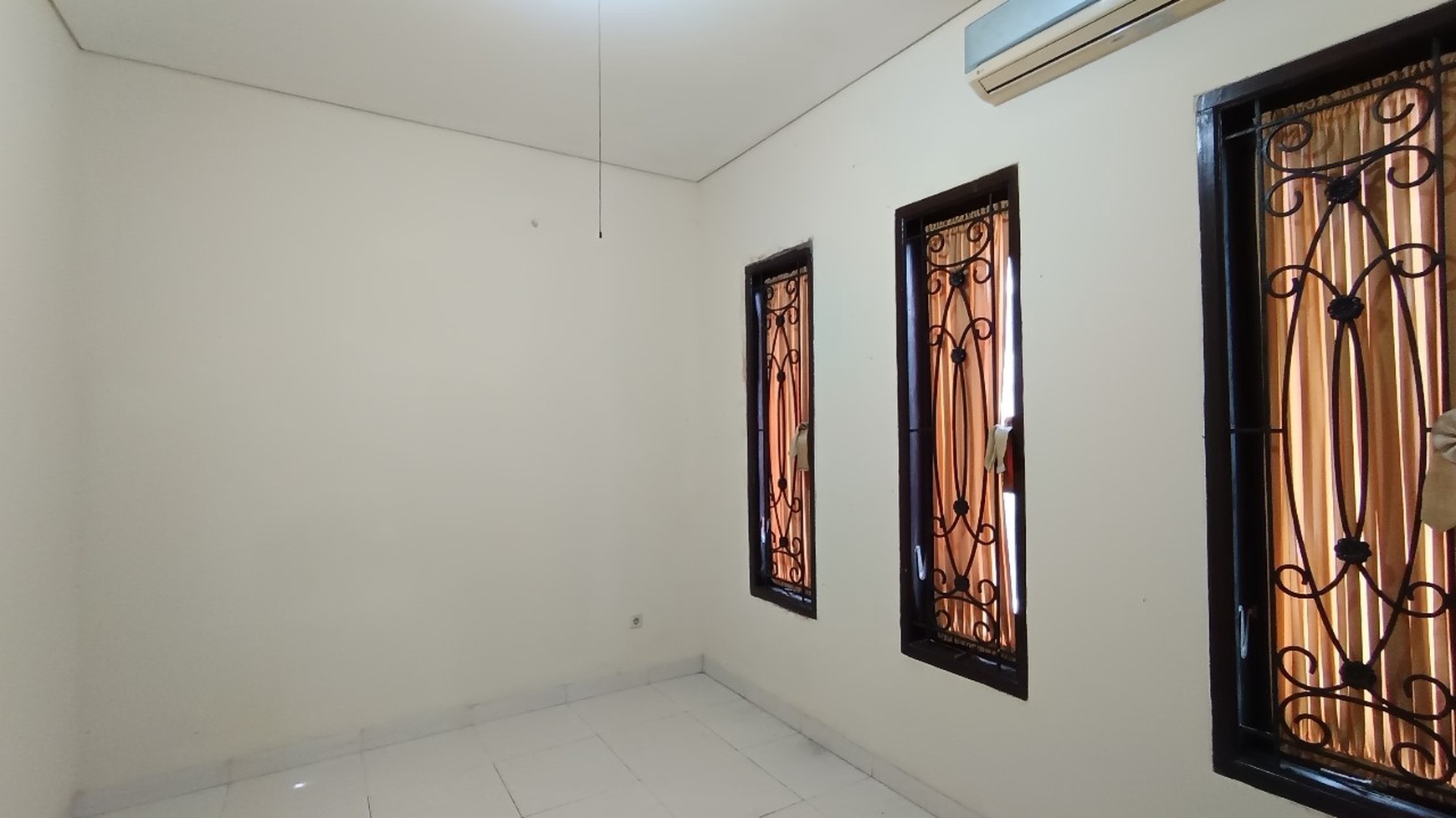 Dijual Rumah 2 Lantai Lokasi Strategis di Gandul, Depok