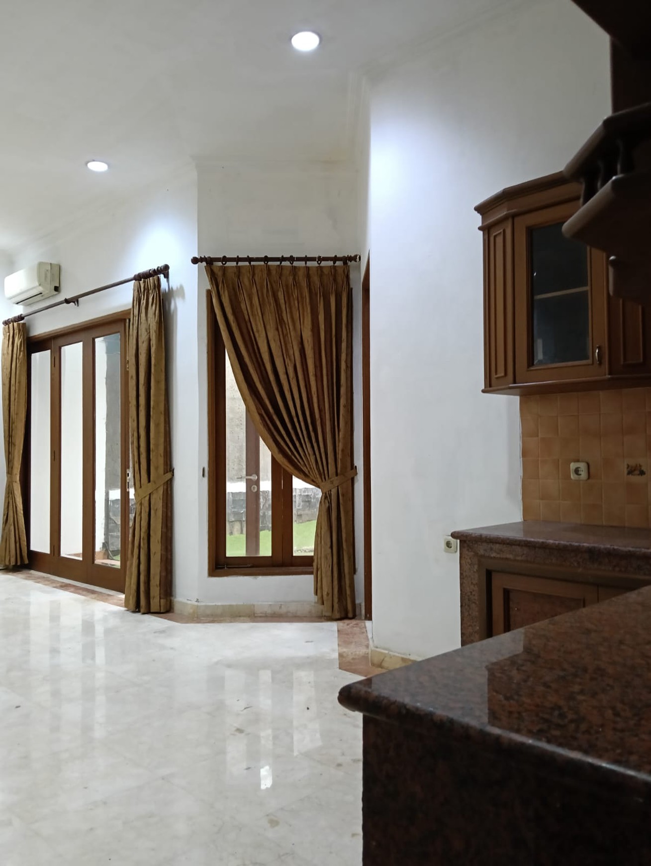 Rumah disewa kan sangat cocok untuk rumah tinggal maupun kantor.
