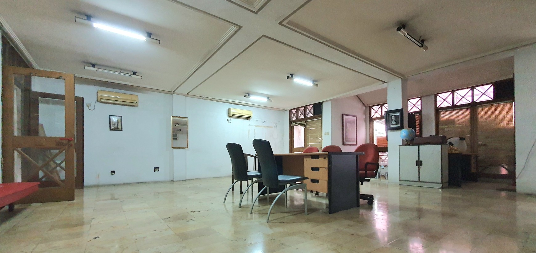 Rumah / Kantor luas di Mampang Prapatan -.cocok untuk usaha, bisa juga untuk hunian