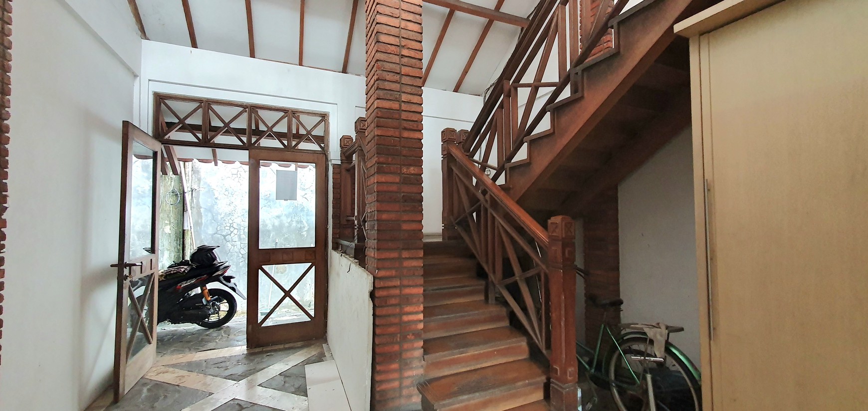 Rumah / Kantor luas di Mampang Prapatan -.cocok untuk usaha, bisa juga untuk hunian