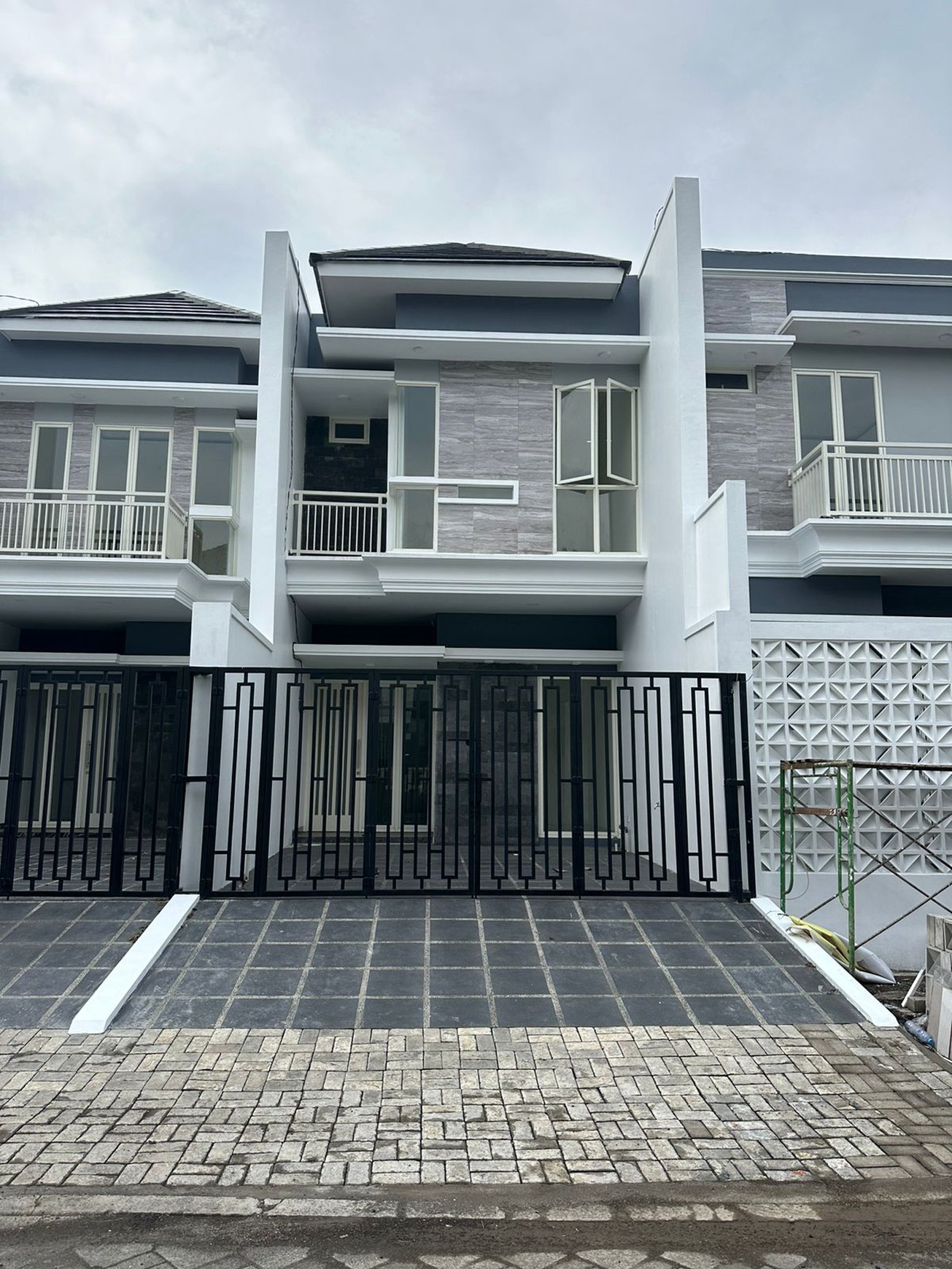 New Murah Rp. 1 Milyar-an Rumah Baru Jemursari Selatan Surabaya Timur Dekat Petra , Akses TOL , Bandara Juanda