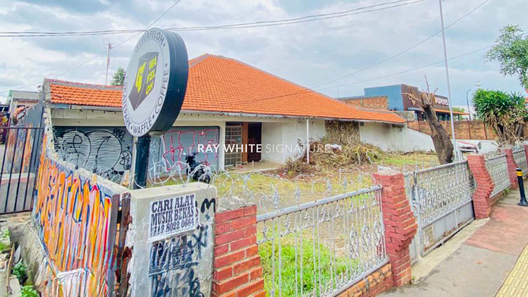Rumah Tua Cocok Untuk Bisnis di Jl Raya Jatiwaringin 