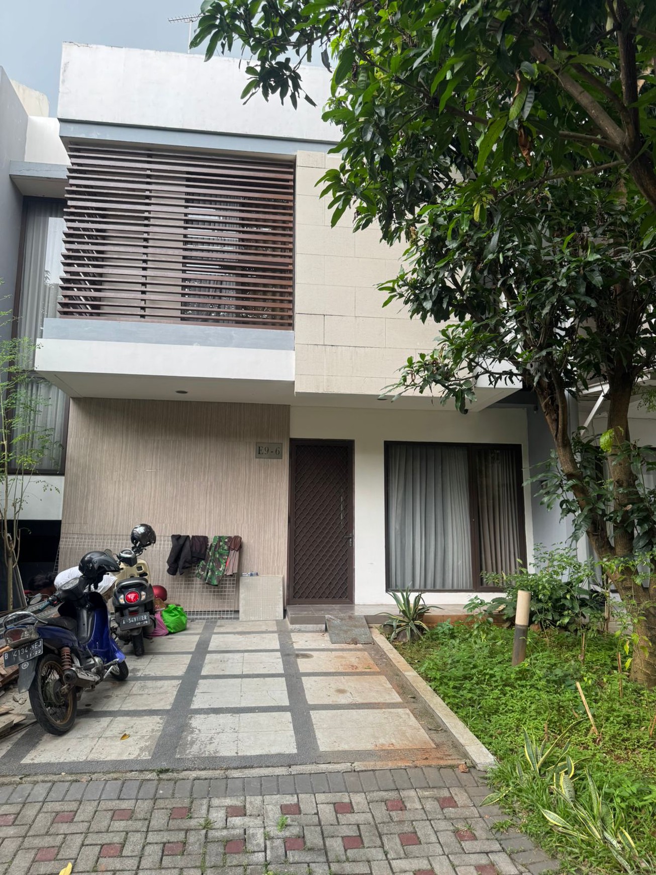 Rumah 2 Lantai semi firnish siap Huni di Cluster Eminen BSD City Tangerang