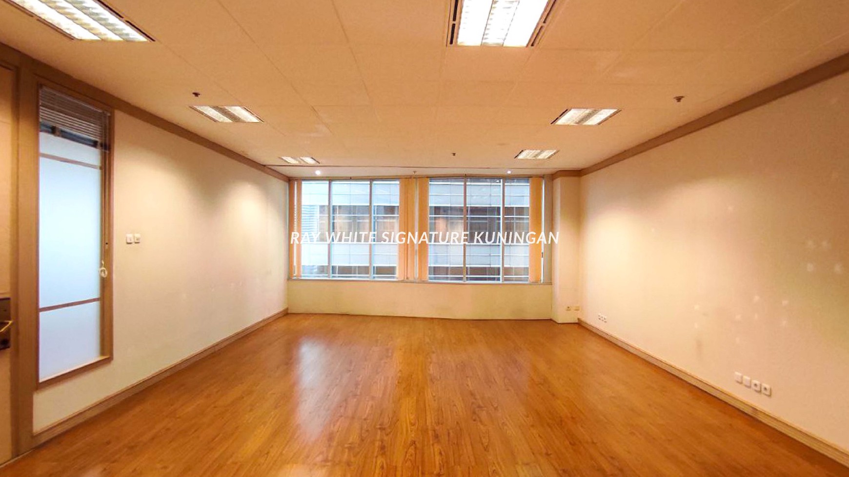 Office Space Mid Floor Fully Renovated at Menara Sudirman