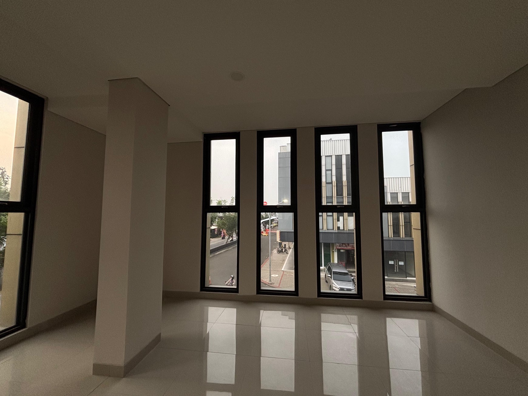 Ruko Madison Down Town Hoek 3 Lantai - Hadap Jalan Raya Ciangsana 