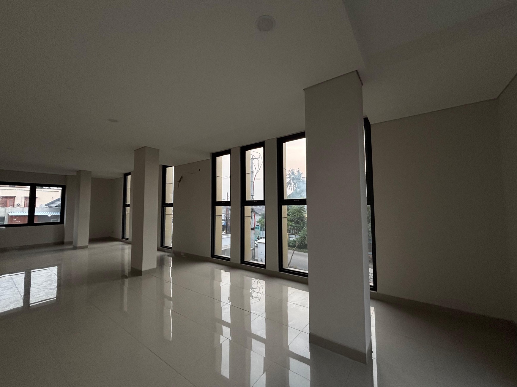 Ruko Madison Down Town Hoek 3 Lantai - Hadap Jalan Raya Ciangsana 