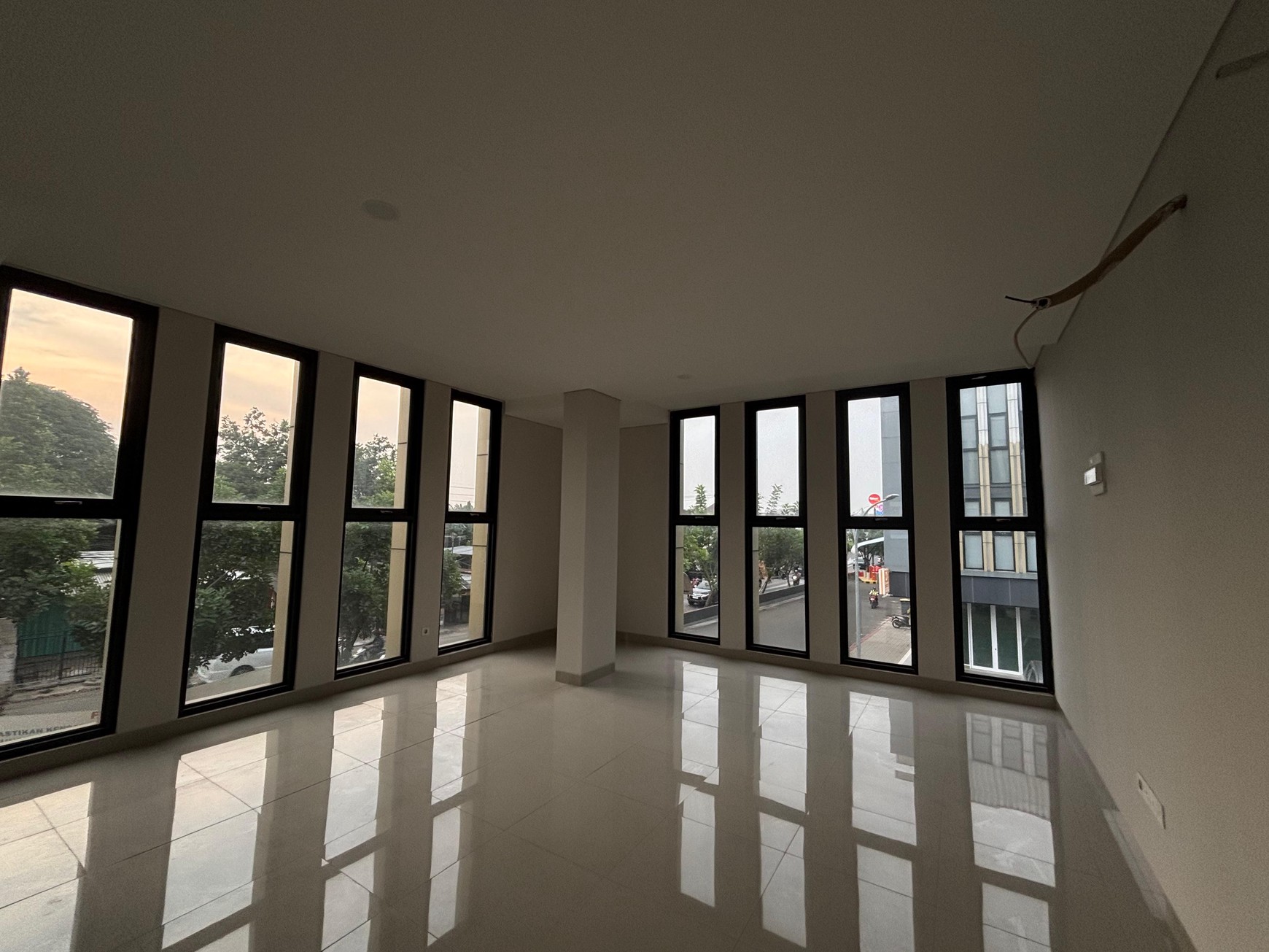 Ruko Madison Down Town Hoek 3 Lantai - Hadap Jalan Raya Ciangsana 