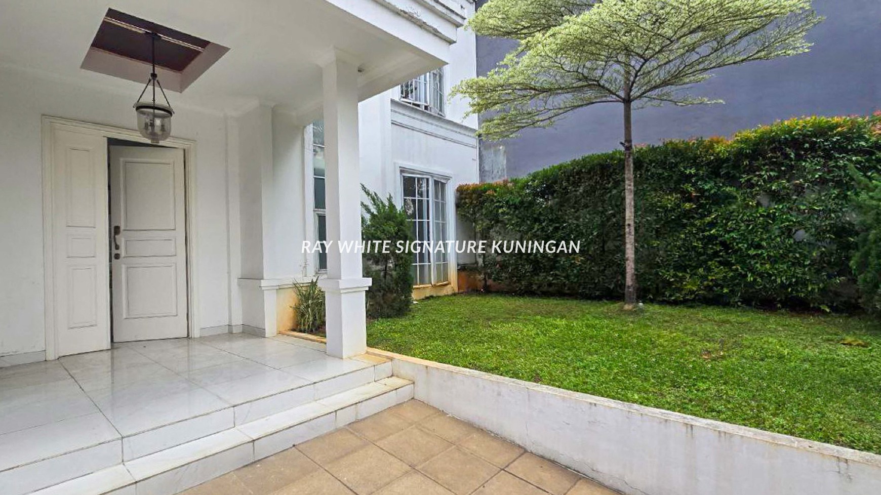 Townhouse 2 Lantai dengan Kolam Renang di Jalan Rimba Kebayoran Baru
