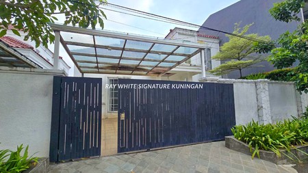 Townhouse 2 Lantai dengan Kolam Renang di Jalan Rimba Kebayoran Baru