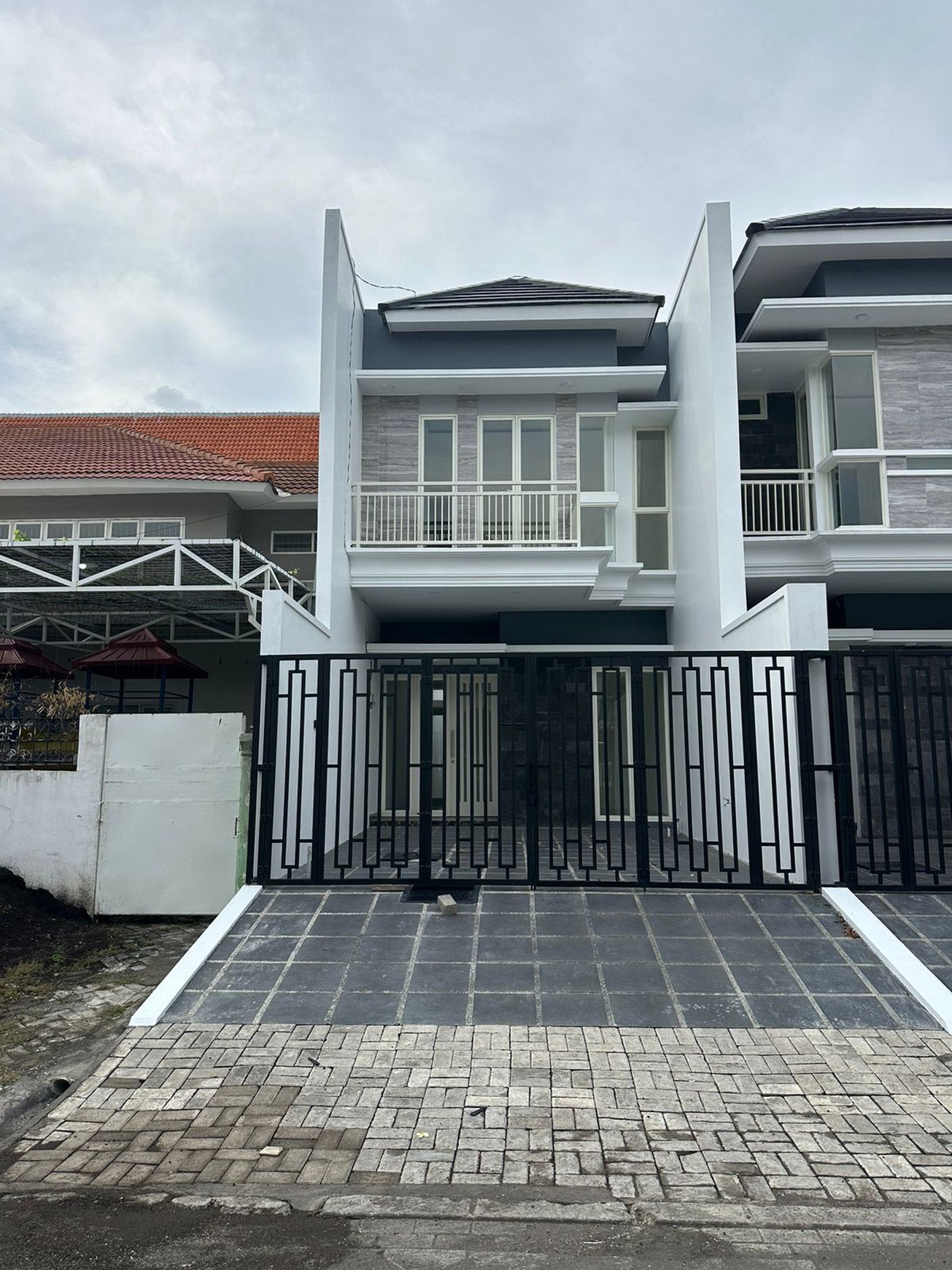 2 Milyaran Dijual Rumah Baru Jemursari Selatan - Surabaya Dekat Raya Jemursari, Ubaya Tenggilis Mejoyo, Uk Petra Siwalankerto