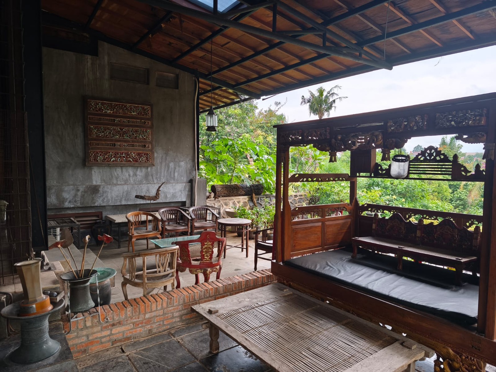 Dijual Rumah Antik Yang Nyaman Bernuansa Jawa Dengan Halaman Yang Super Luas di Jagakarsa, Jaksel