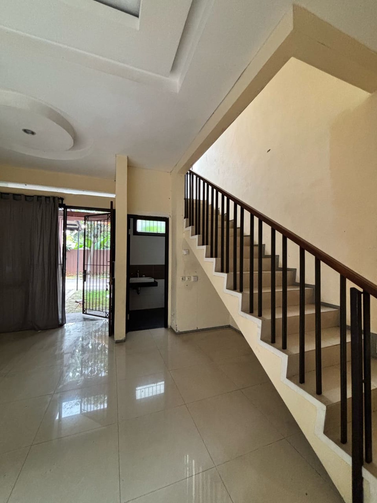 Dijual Cepat!! Rumah Cantik 2 Lantai dengan Desain Modern SHM @Serpong