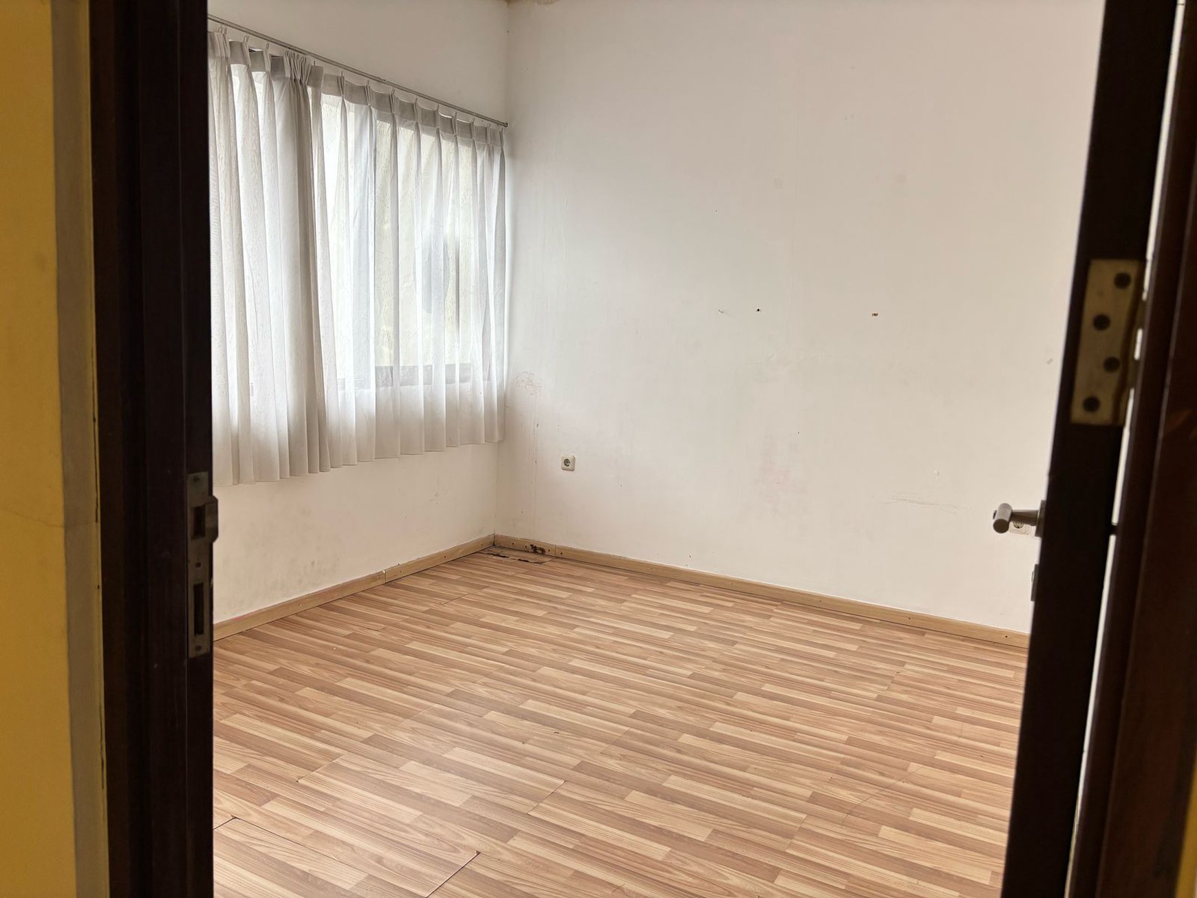 Dijual Cepat!! Rumah Cantik 2 Lantai dengan Desain Modern SHM @Serpong