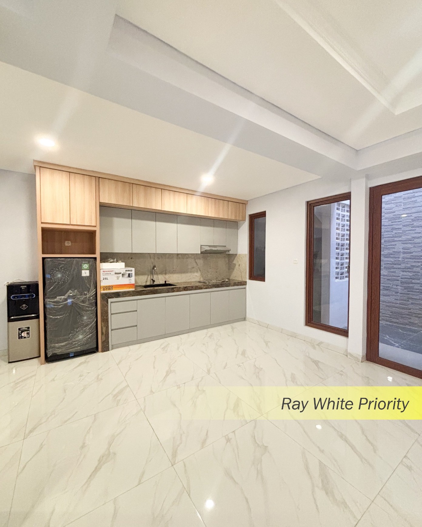 BRAND NEW MINIMALIS MODERN SIAP HUNI 2,5 LANTAI DI BINTARO - TANGERANG SELATAN