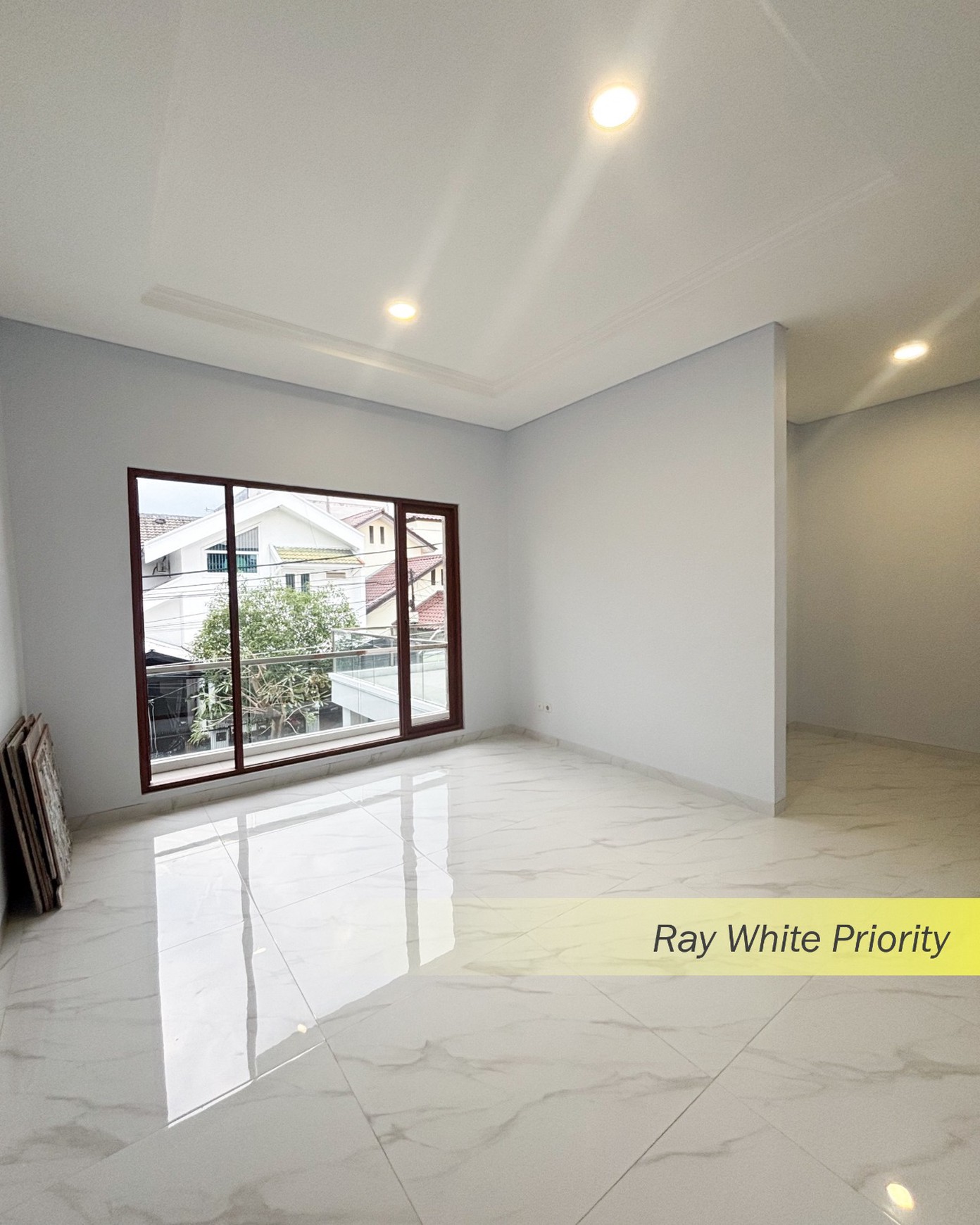 BRAND NEW MINIMALIS MODERN SIAP HUNI 2,5 LANTAI DI BINTARO - TANGERANG SELATAN