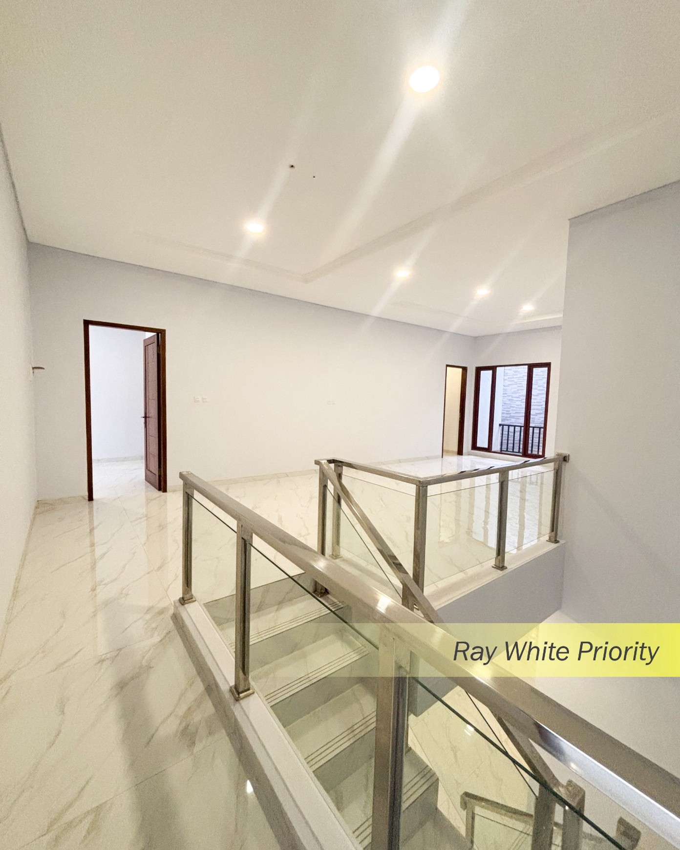 BRAND NEW MINIMALIS MODERN SIAP HUNI 2,5 LANTAI DI BINTARO - TANGERANG SELATAN