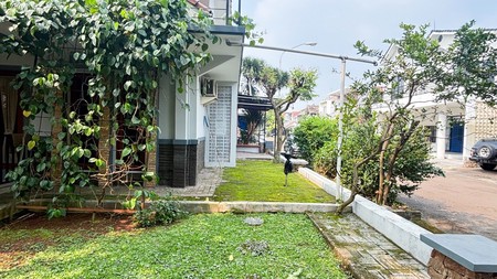 RUMAH ASRI DENGAN HALAMAN YANG LUS POSISI HOEK DI BINTARO, TANGERANG SELATAN