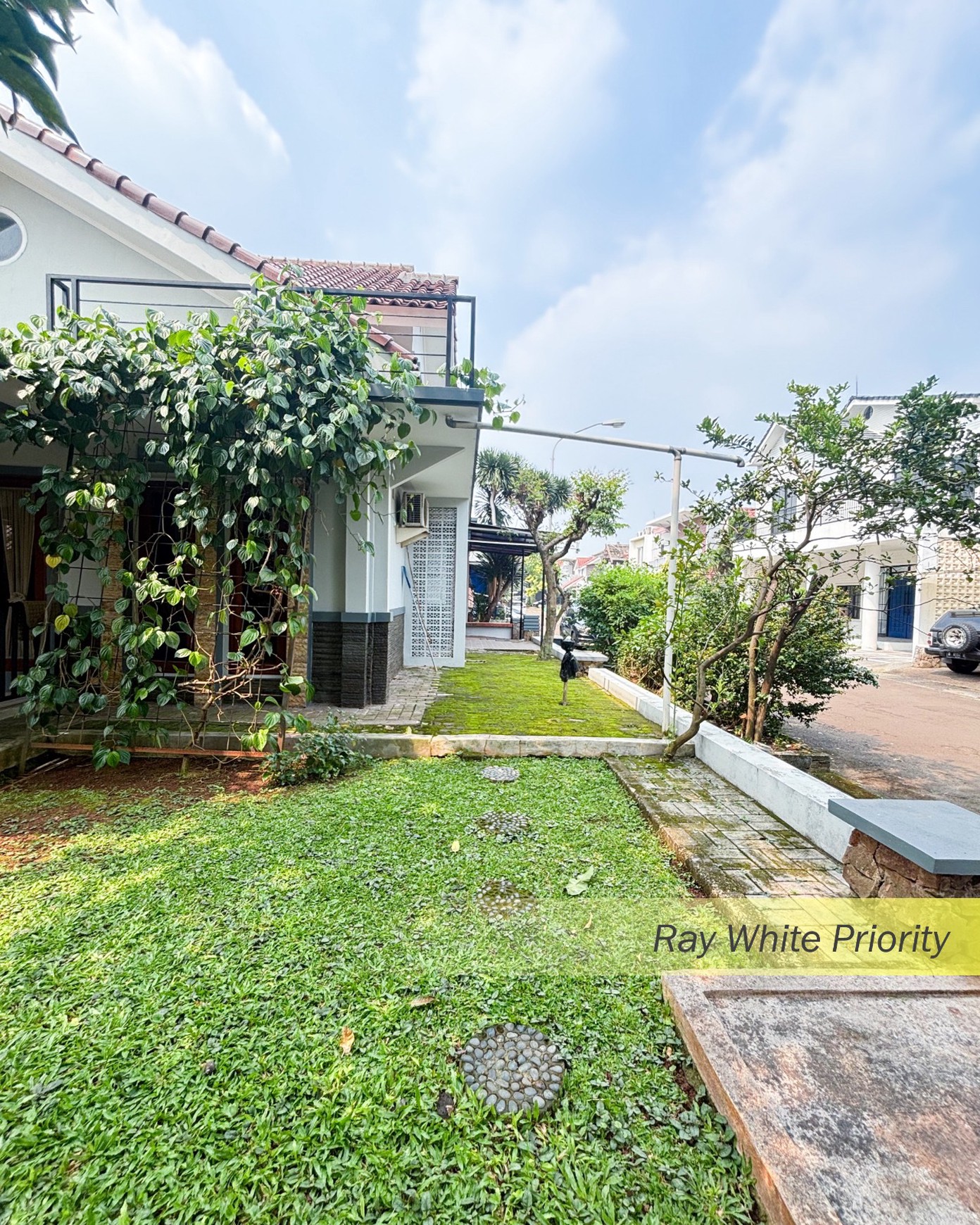 RUMAH ASRI DENGAN HALAMAN YANG LUS POSISI HOEK DI BINTARO, TANGERANG SELATAN