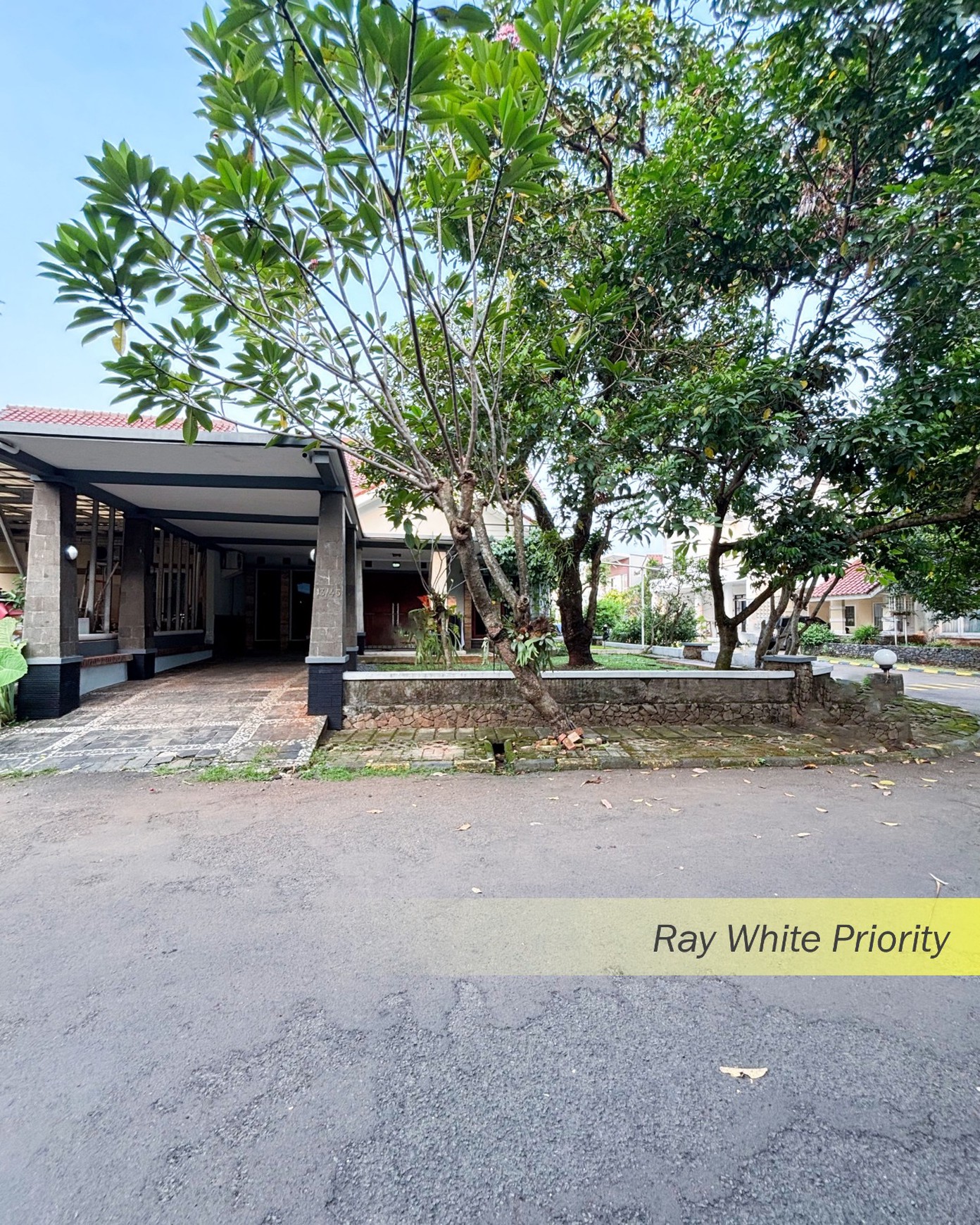 RUMAH ASRI DENGAN HALAMAN YANG LUS POSISI HOEK DI BINTARO, TANGERANG SELATAN