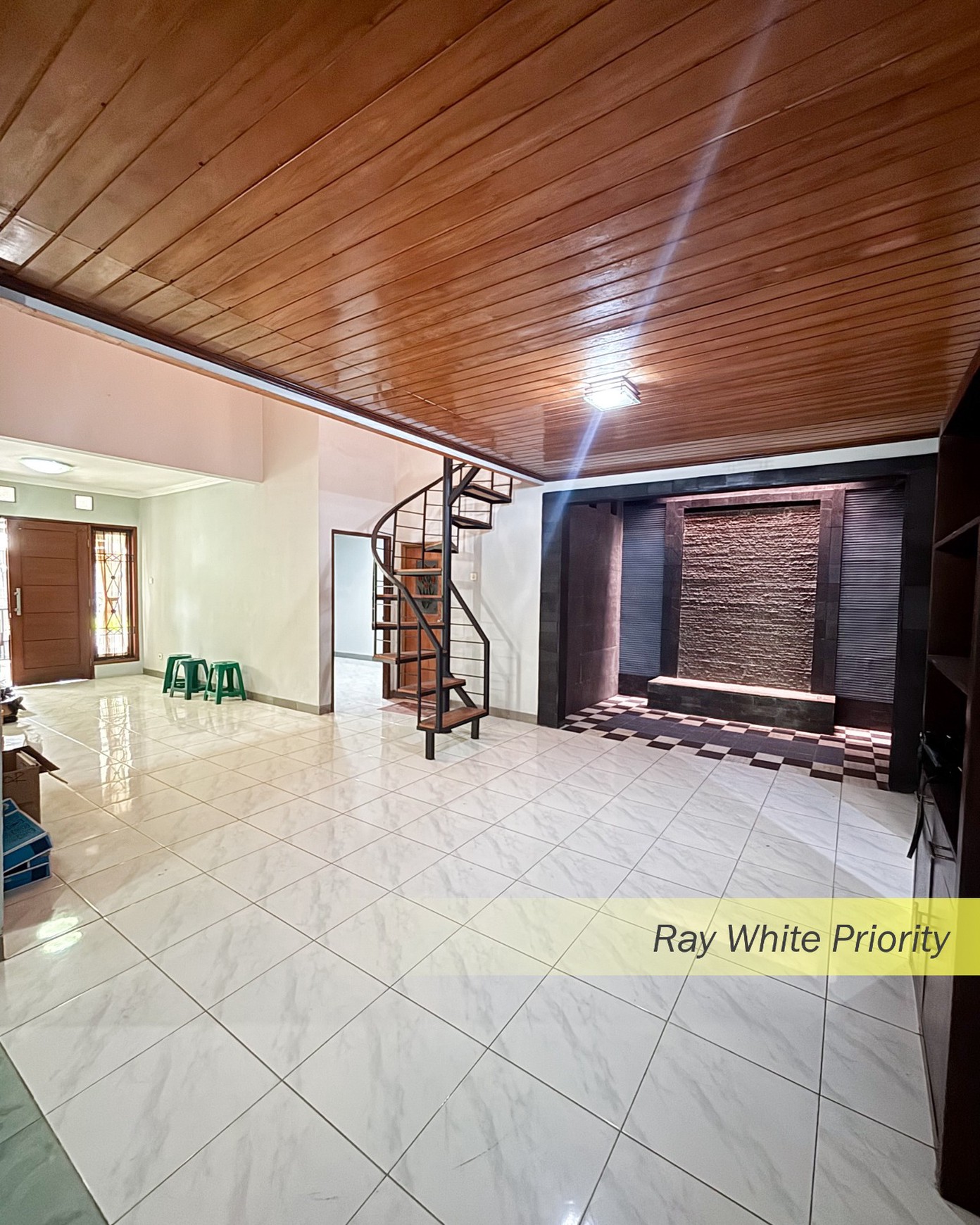 RUMAH ASRI DENGAN HALAMAN YANG LUS POSISI HOEK DI BINTARO, TANGERANG SELATAN