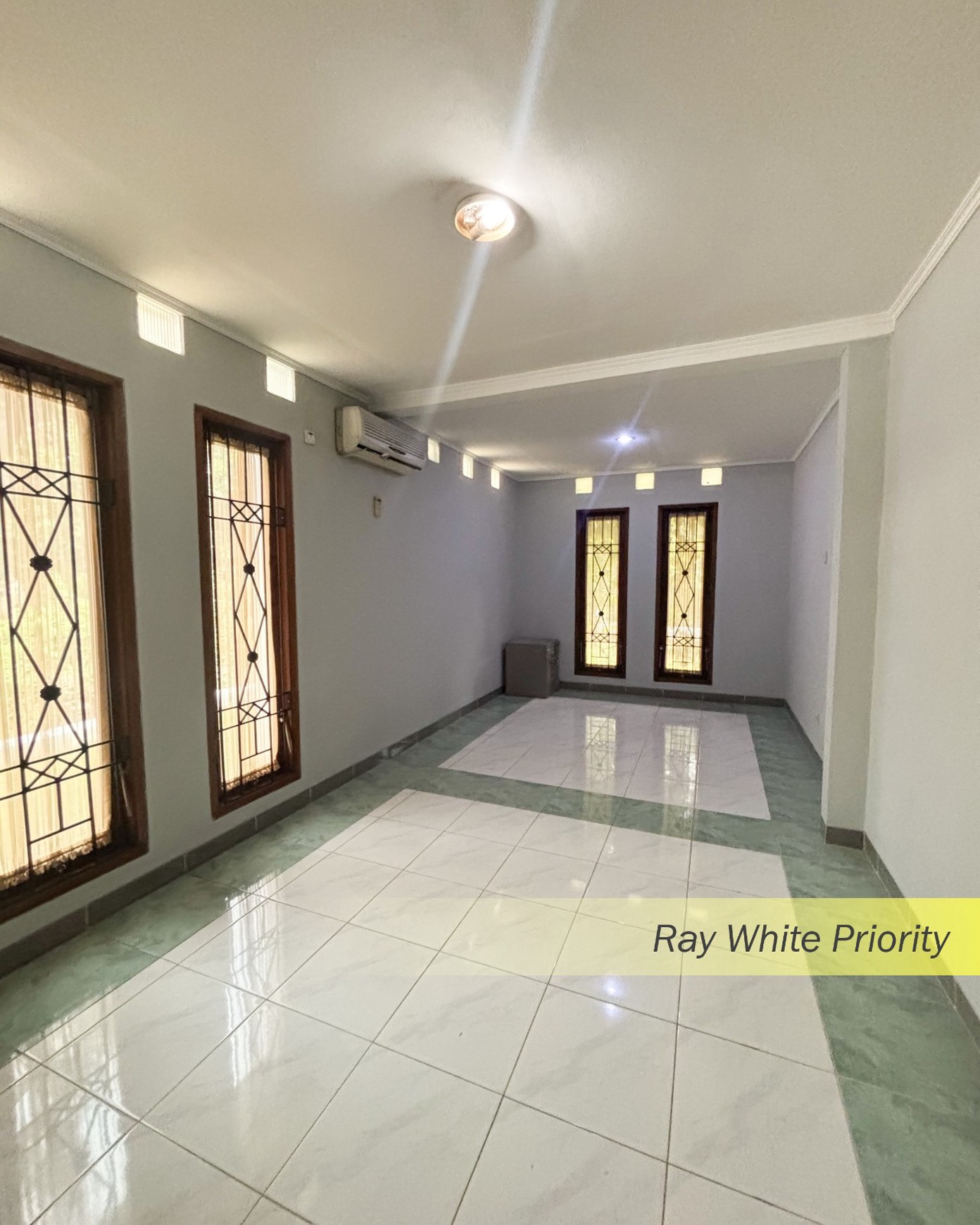RUMAH ASRI DENGAN HALAMAN YANG LUS POSISI HOEK DI BINTARO, TANGERANG SELATAN