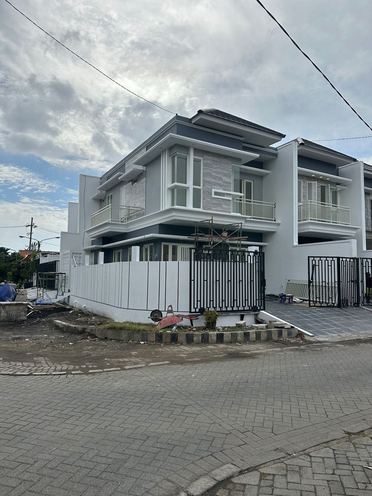 Dijual Rumah Baru Jemursari Selatan  - Modern 2 Lantai Hook Luas 135 m2 - Surabaya Dekat Raya Jemursari, Ubaya Tenggilis Mejoyo, Uk Petra Siwalankerto