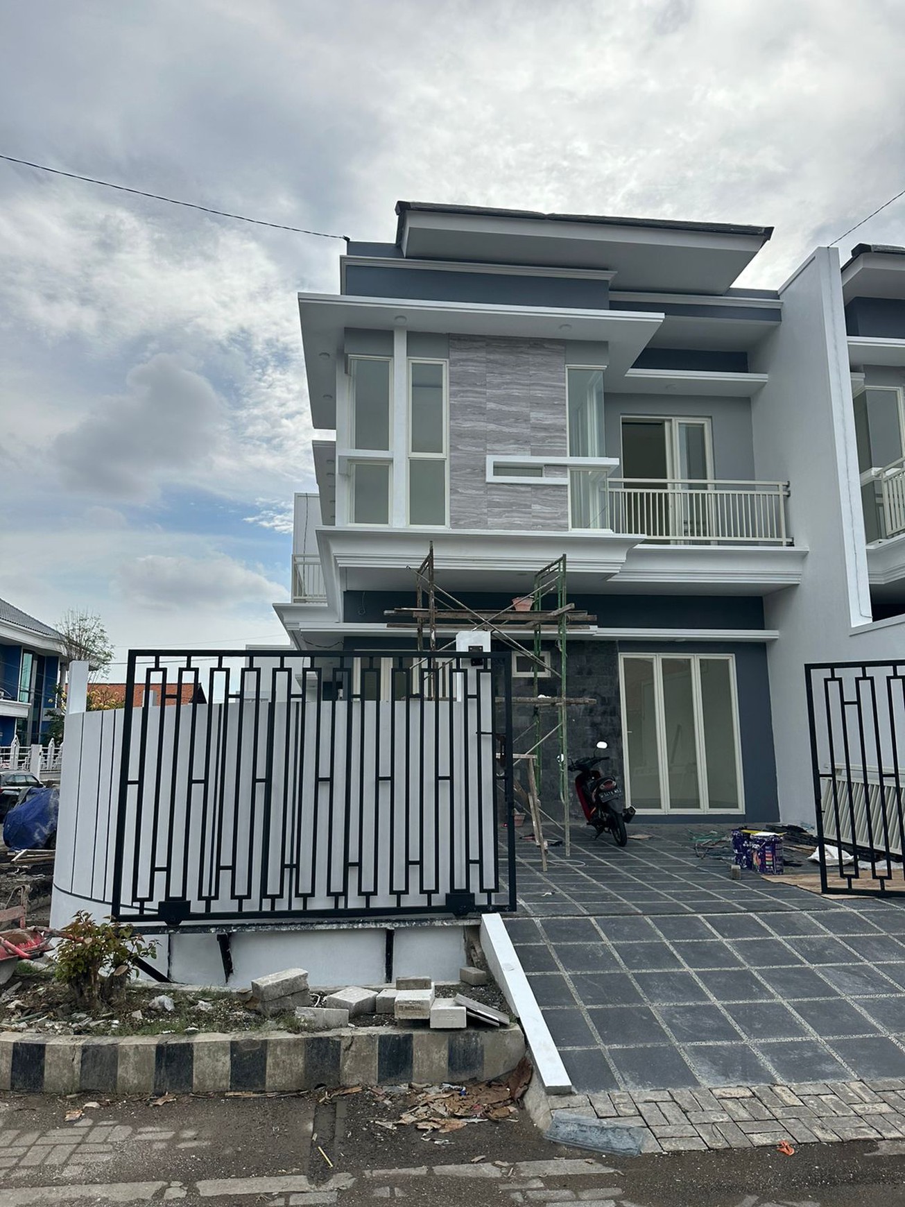 Dijual Rumah Baru Jemursari Selatan  - Modern 2 Lantai Hook Luas 135 m2 - Surabaya Dekat Raya Jemursari, Ubaya Tenggilis Mejoyo, Uk Petra Siwalankerto