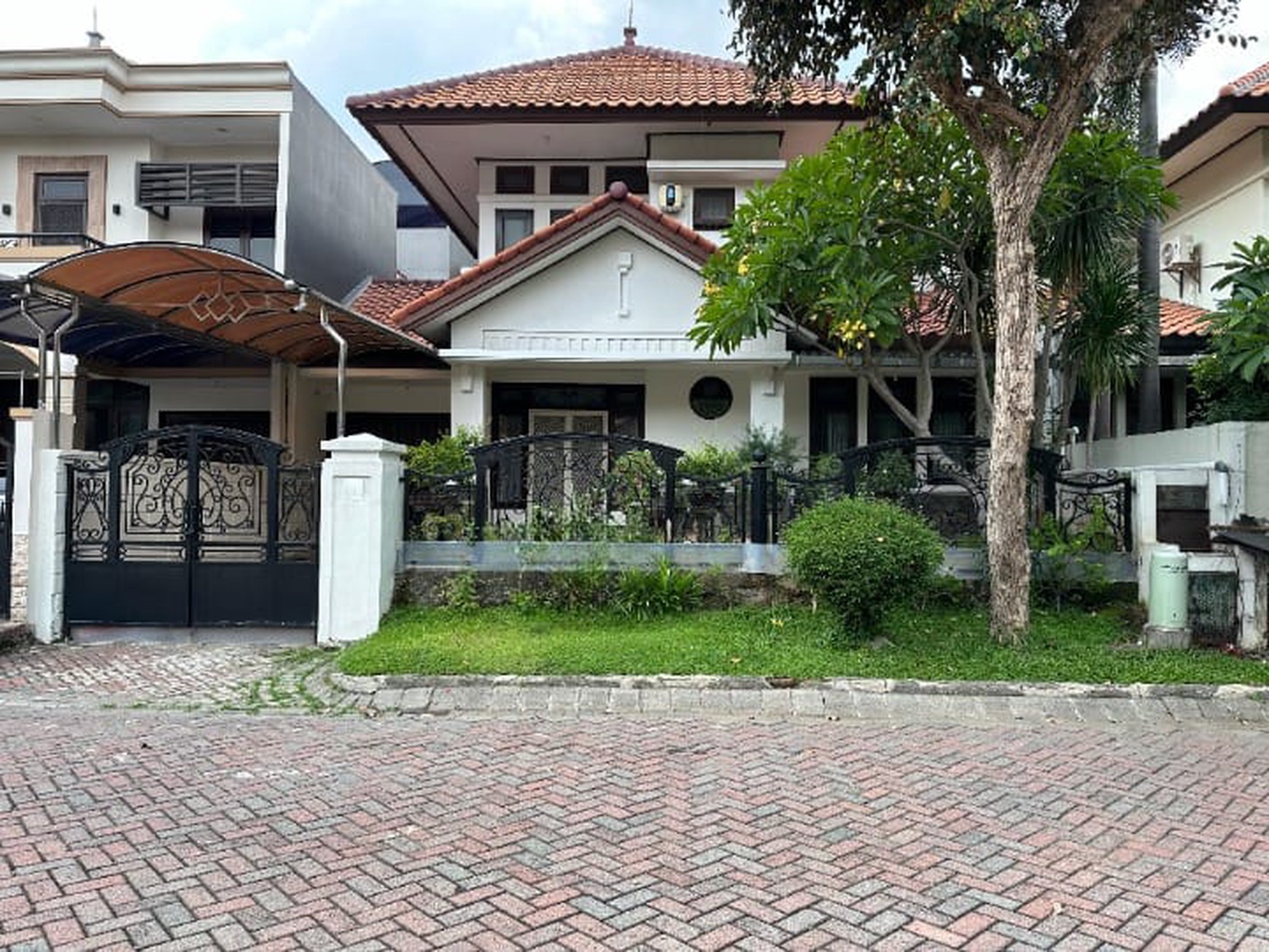 Dijual Rumah di Jalan Utama Cluster Graha Famili Wiyung Surabaya Barat Dekat Pakuwon Mall