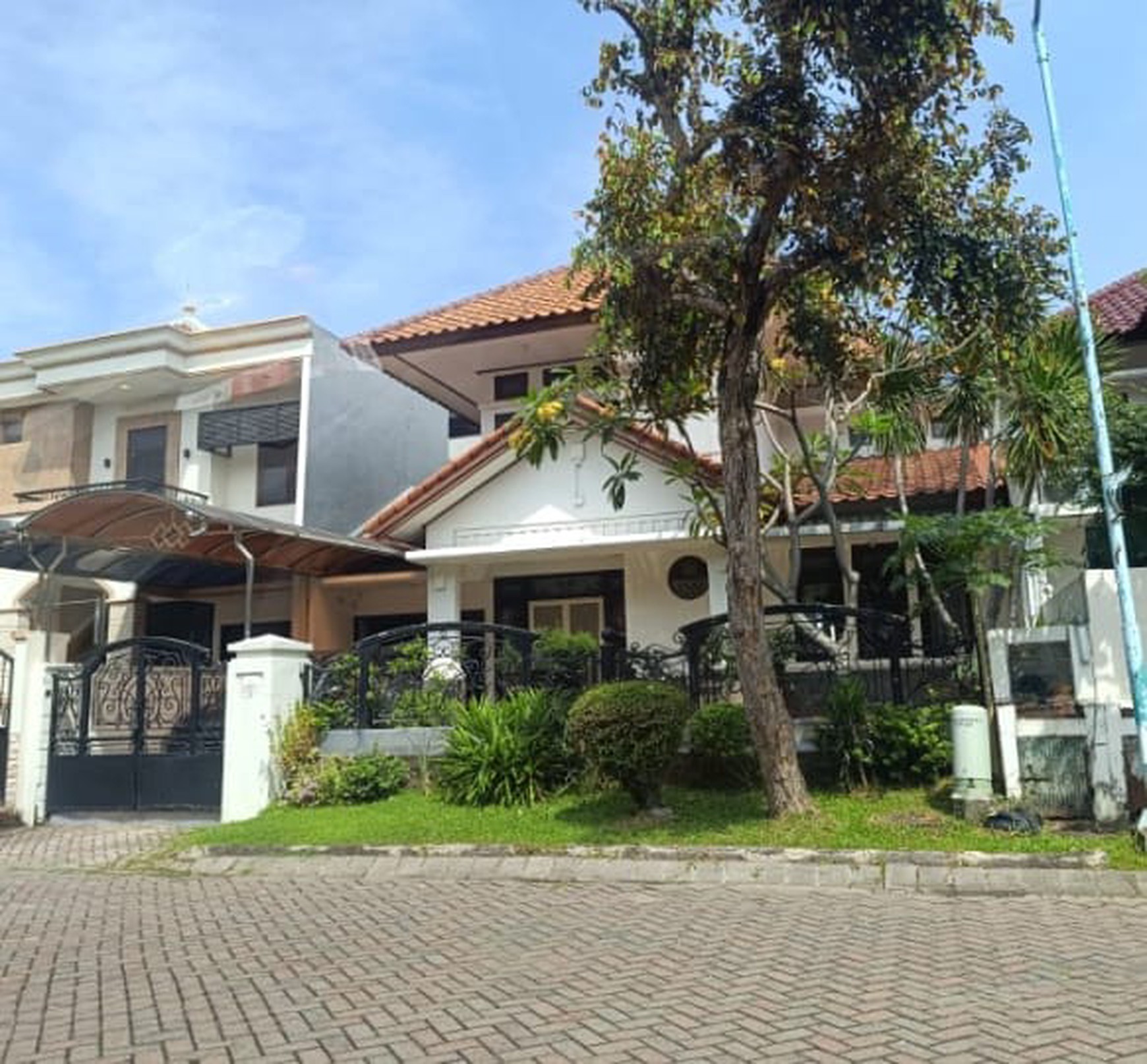 Dijual Rumah di Jalan Utama Cluster Graha Famili Wiyung Surabaya Barat Dekat Pakuwon Mall