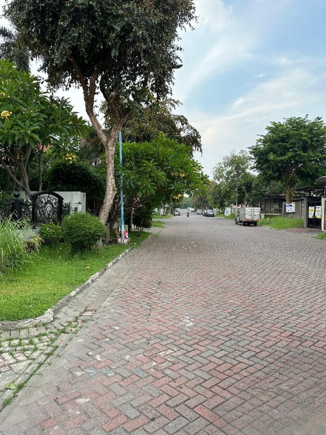 Dijual Rumah di Jalan Utama Cluster Graha Famili Wiyung Surabaya Barat Dekat Pakuwon Mall