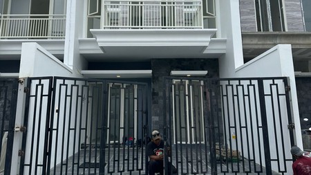1 Milyaran Dijual Rumah Baru Jemursari Selatan - Surabaya Selatan -Row Jalan 3 Mobil -  SHM Dekat Raya Jemursari, Ubaya Tenggilis Mejoyo, Uk Petra Siwalankerto
