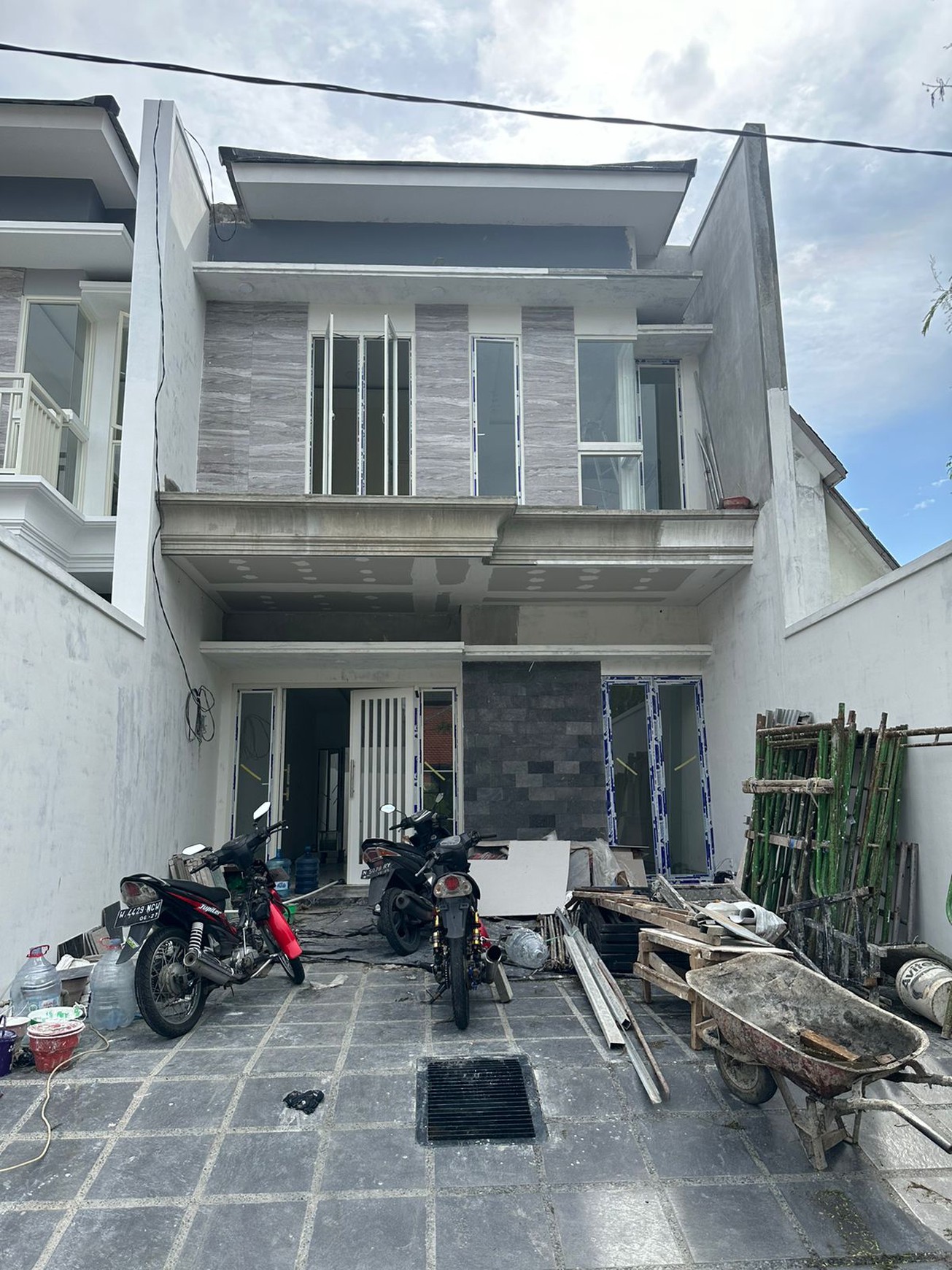 2 Milyar-an Dijual Rumah Baru Jemursari Selatan - Modern 4+1 K.Tidur -  Surabaya Dekat Raya Jemursari, Ubaya Tenggilis Mejoyo, Uk Petra Siwalankerto