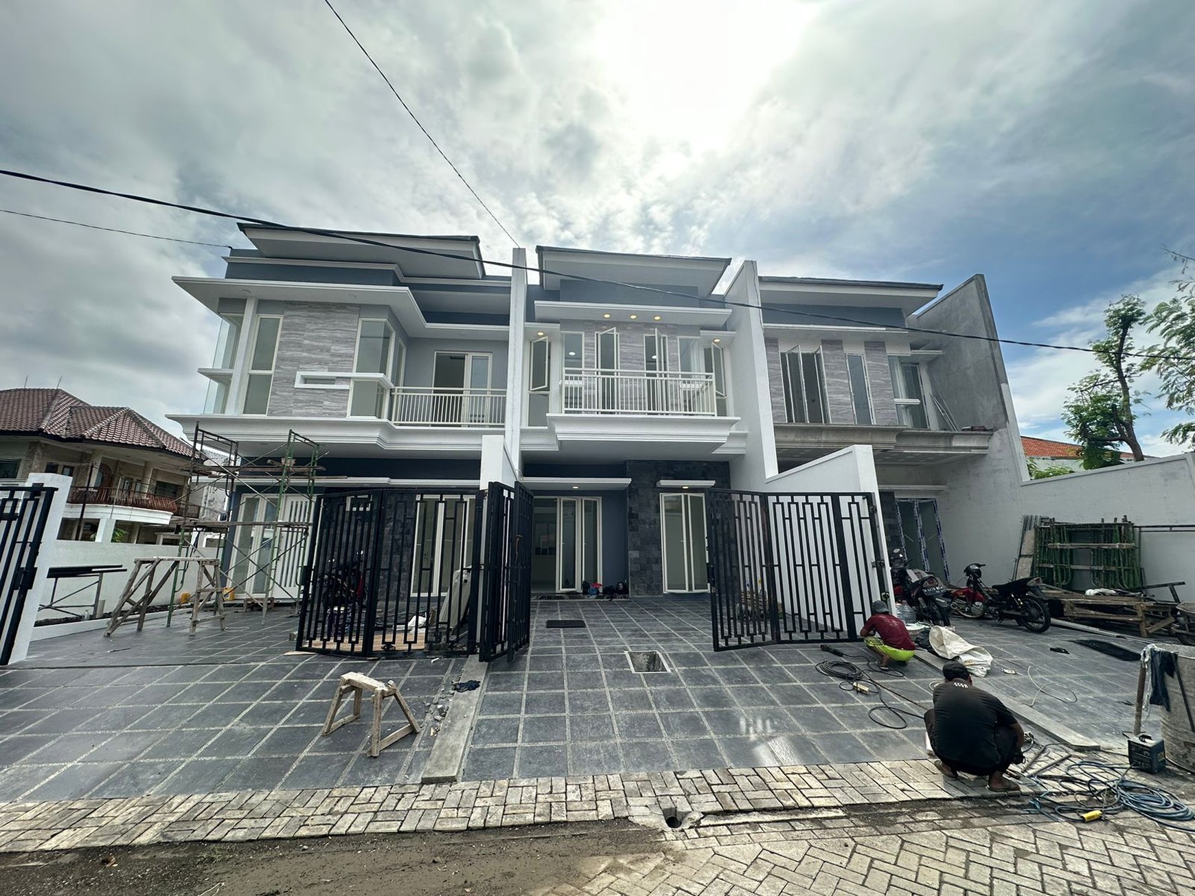 2 Milyar-an Dijual Rumah Baru Jemursari Selatan - Modern 4+1 K.Tidur -  Surabaya Dekat Raya Jemursari, Ubaya Tenggilis Mejoyo, Uk Petra Siwalankerto