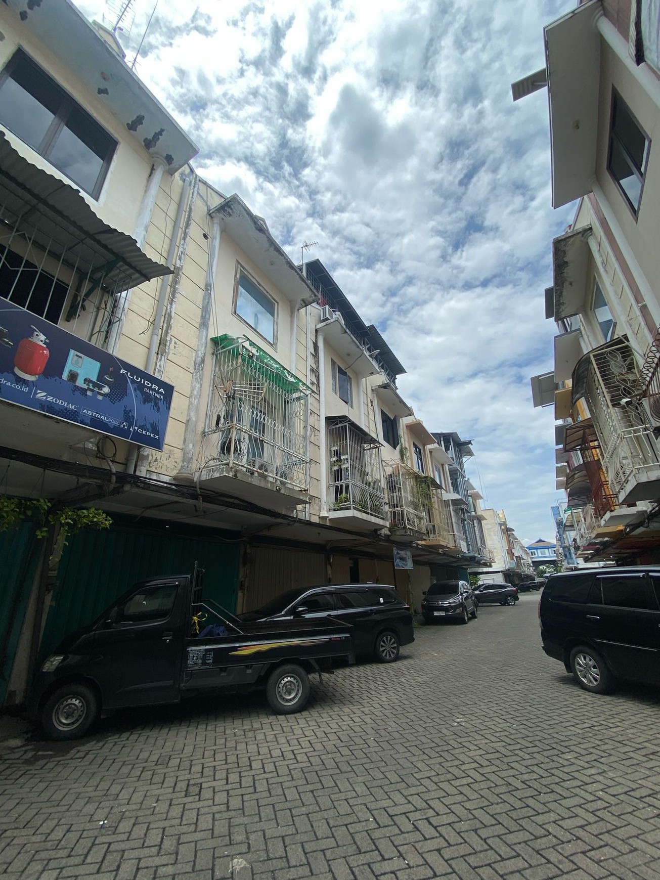 Cocok Usaha! Ruko di Klampis 21 Surabaya - 3 Lantai & Harga Bersahabat