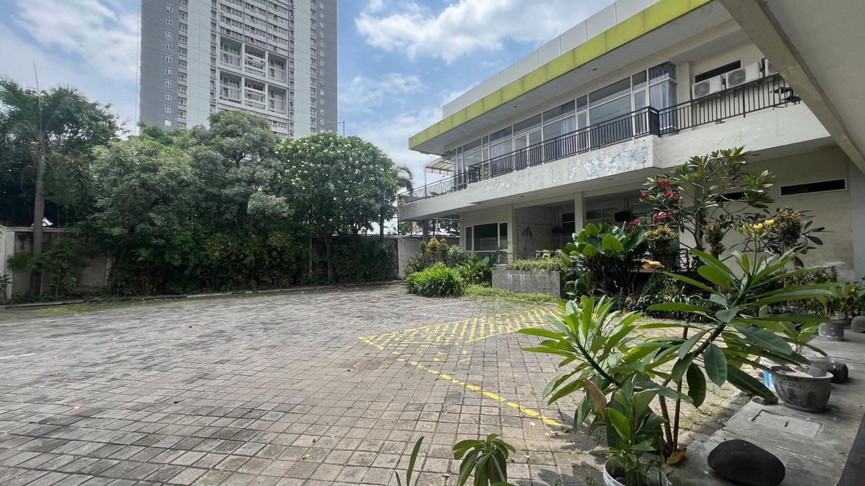 Hotel Strategis Dekat MERR Surabaya Timur - Sertifikat SHM & Parkir Luas