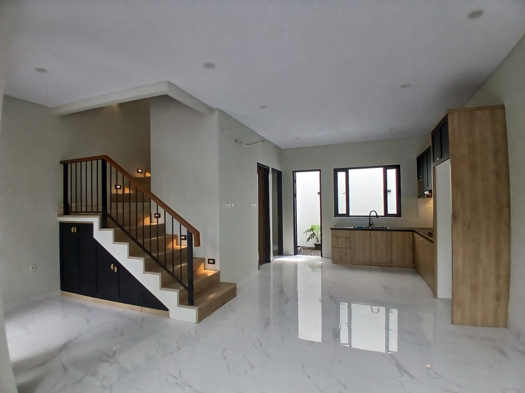 Dijual rumah baru cantik 3 tingkat dengan 5 KT di Jagakarsa