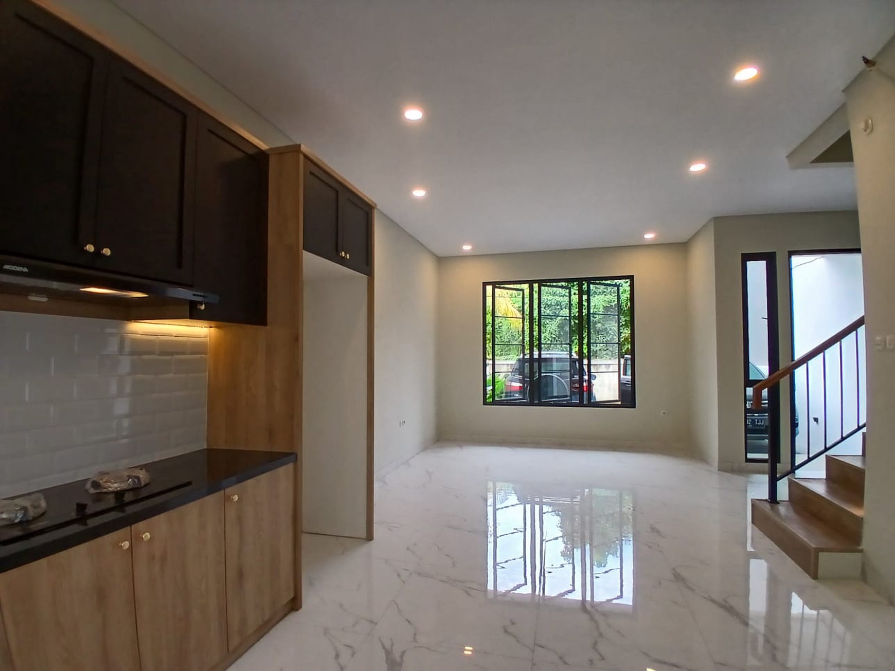 Dijual rumah baru cantik 3 tingkat dengan 5 KT di Jagakarsa