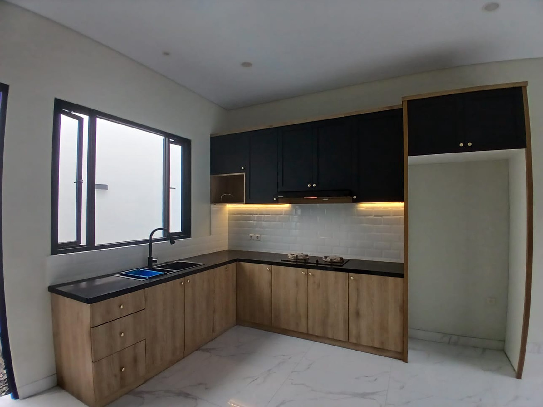 Dijual rumah baru cantik 3 tingkat dengan 5 KT di Jagakarsa