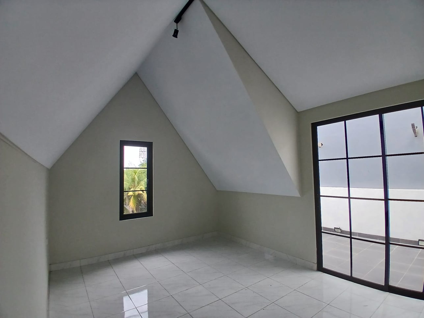 Dijual rumah baru cantik 3 tingkat dengan 5 KT di Jagakarsa