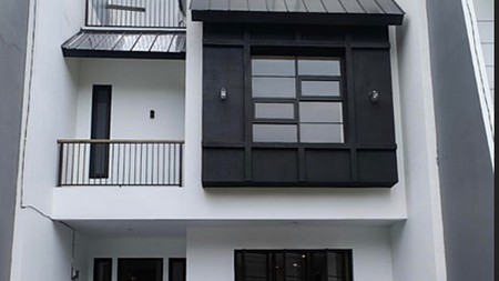 Dijual rumah baru cantik 3 tingkat dengan  5 KT  di Jagakarsa