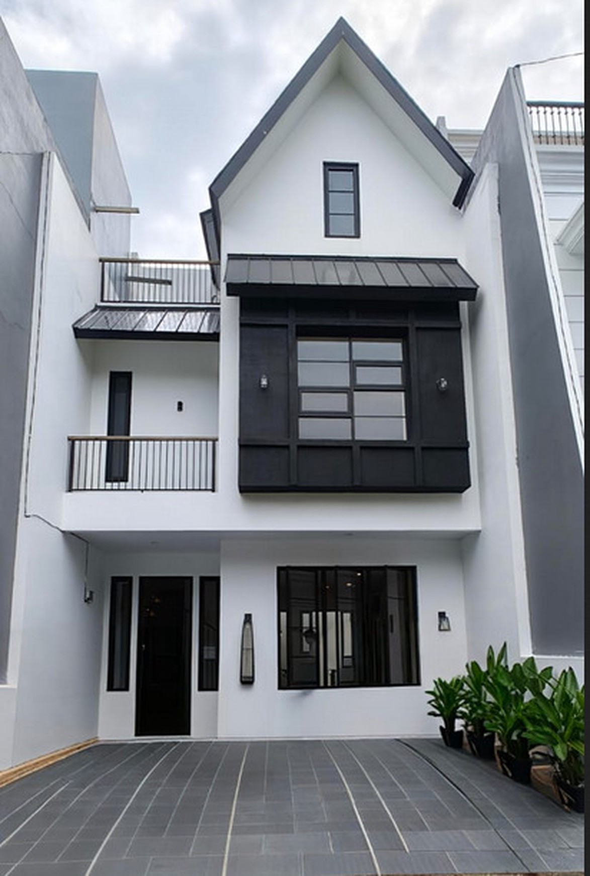 Dijual rumah baru cantik 3 tingkat dengan 5 KT di Jagakarsa