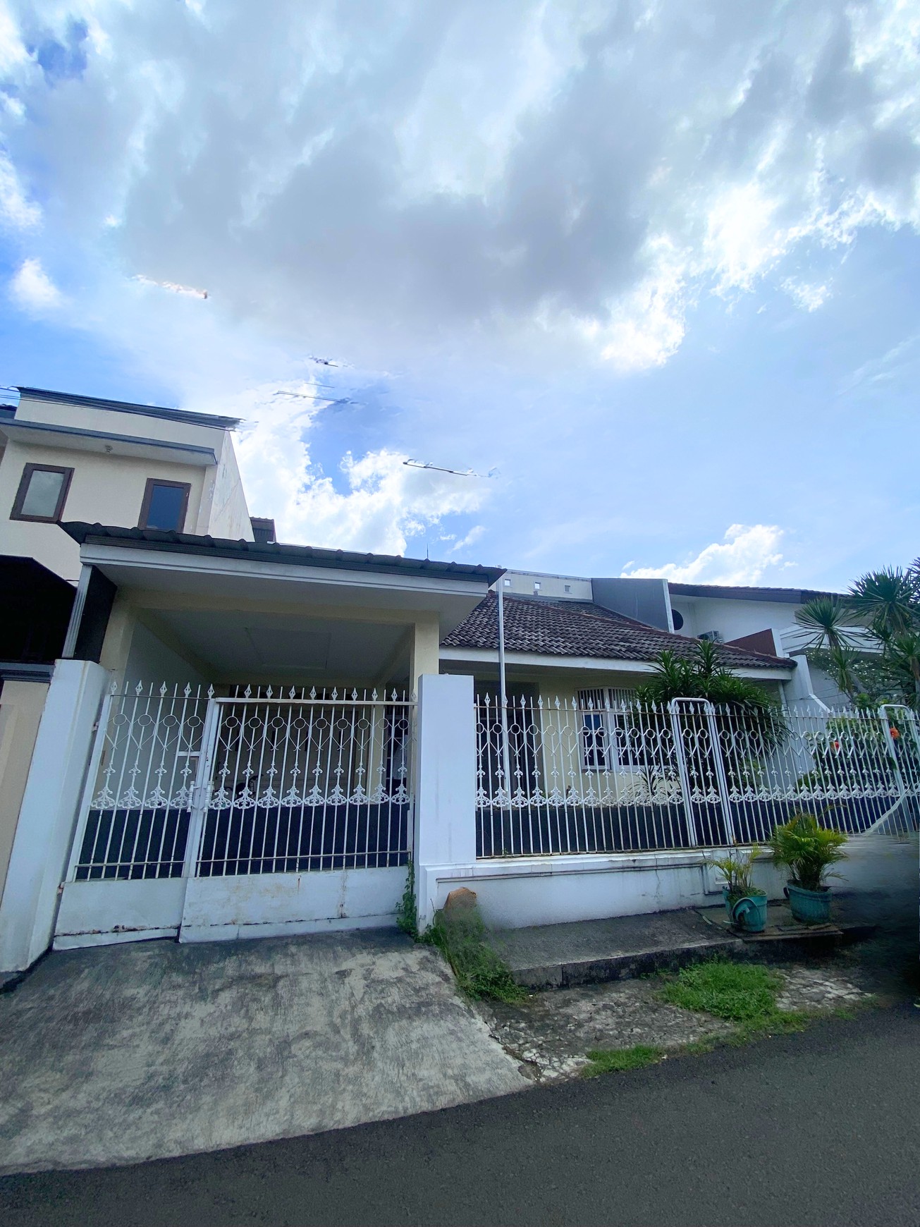 Rumah Terawat di Bintaro Sektor 1 - Lokasi Terbaik dengan Harga Spesial