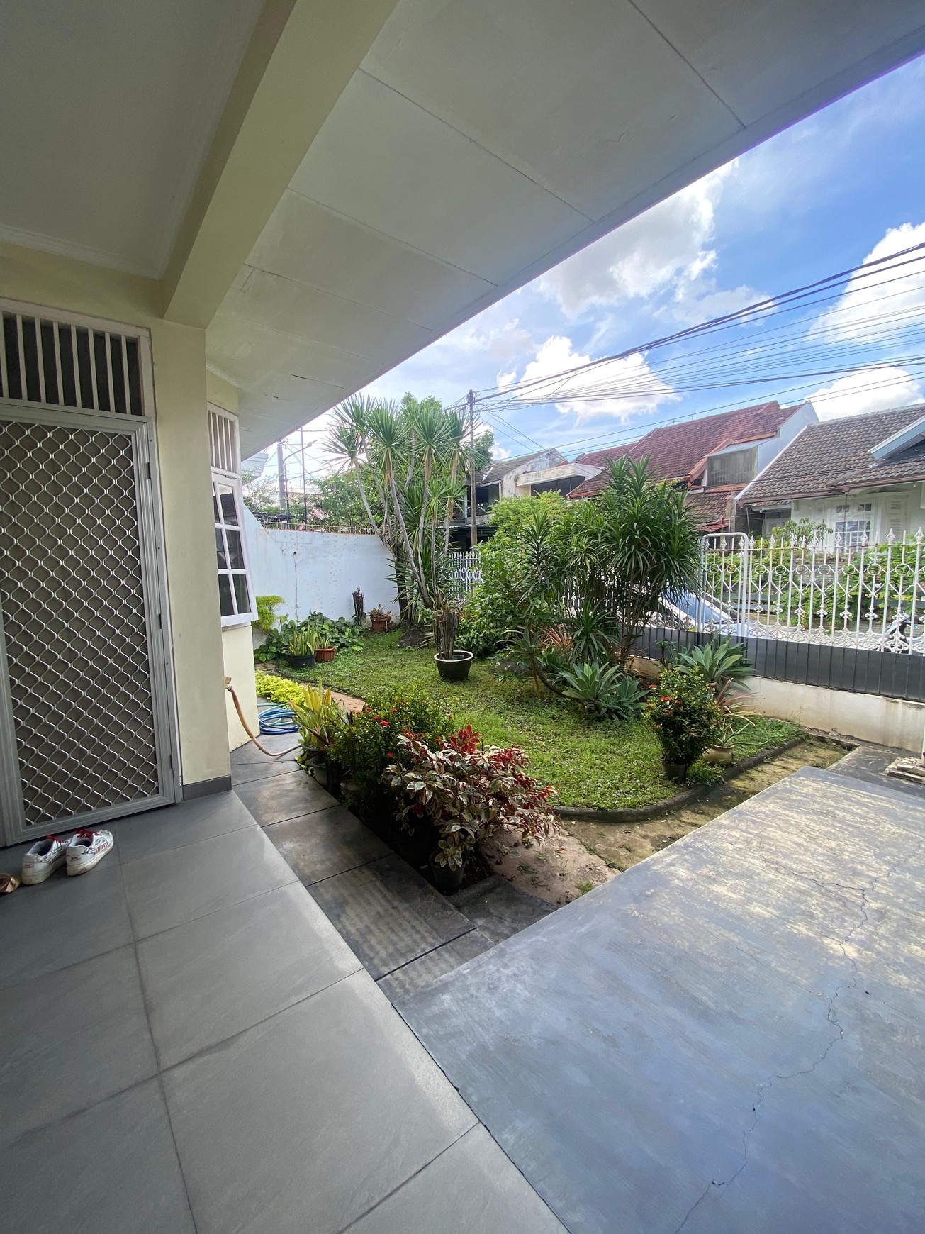 Rumah Terawat di Bintaro Sektor 1 - Lokasi Terbaik dengan Harga Spesial