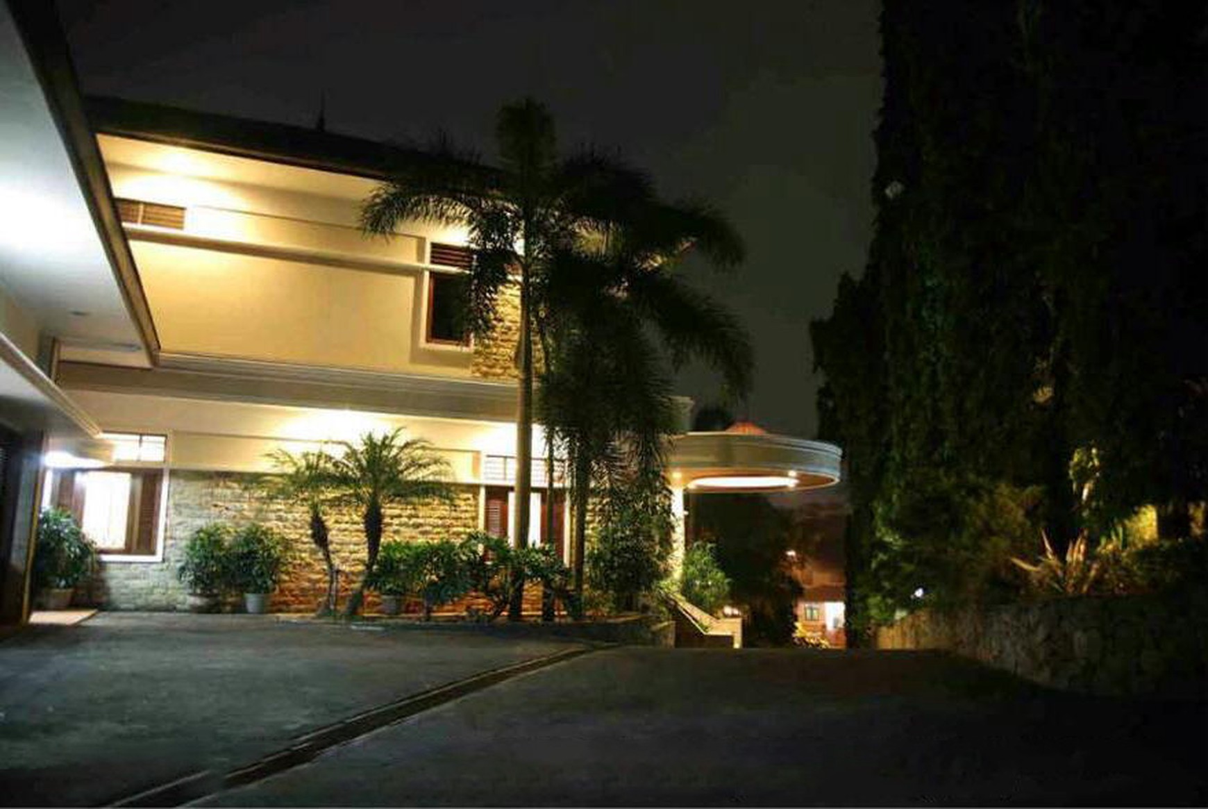 Rumah Mewah 2 Lantai + Basement LT 4035 m2 LB 1500 m2 Siap Huni Lokasi Strategis