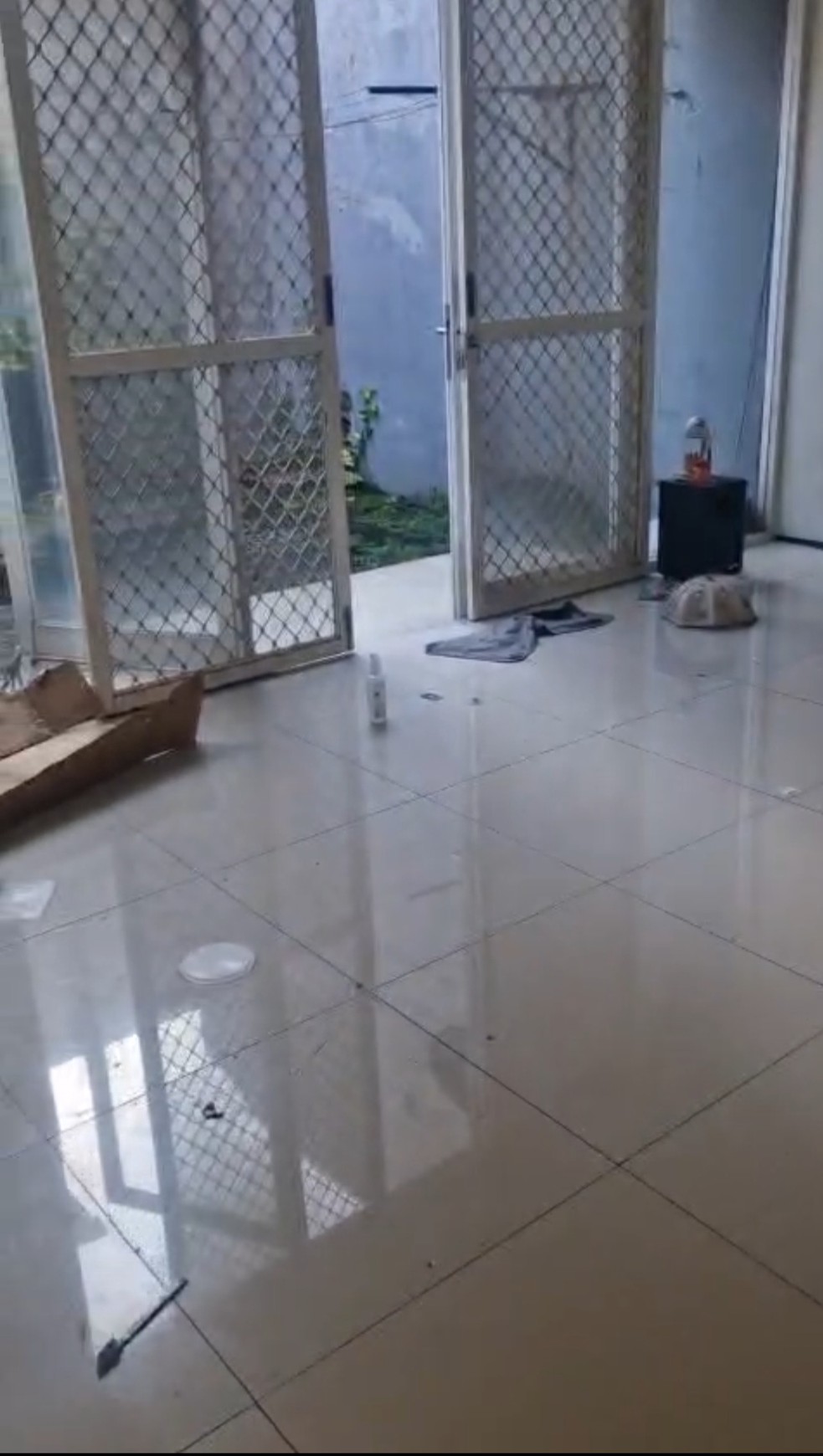 MURAH  Disewakan Rumah Royal Residence Modern 3+1 Kamar Tidur Dekat Pakuwon Mall, Citraland, Dian Istana